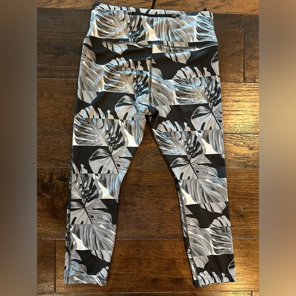 Nike Black and White Leaf Print Crop Leggings- size Large - Picture 5 of 5